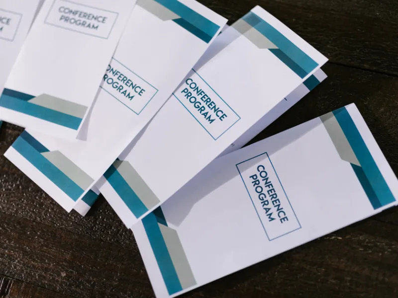Folders promocionais impressos e organizados sobre a mesa